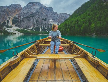 قایقسواری در دریاچه کوهستانی